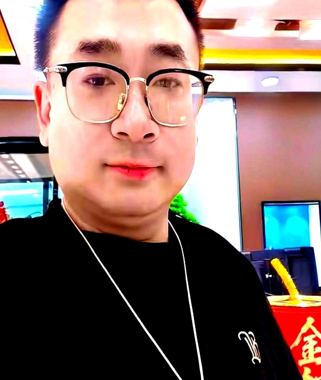 网友一句“暴发户味”，云昊直接披金戴银开直播。
 
1月24号早八点，他踩着“珠