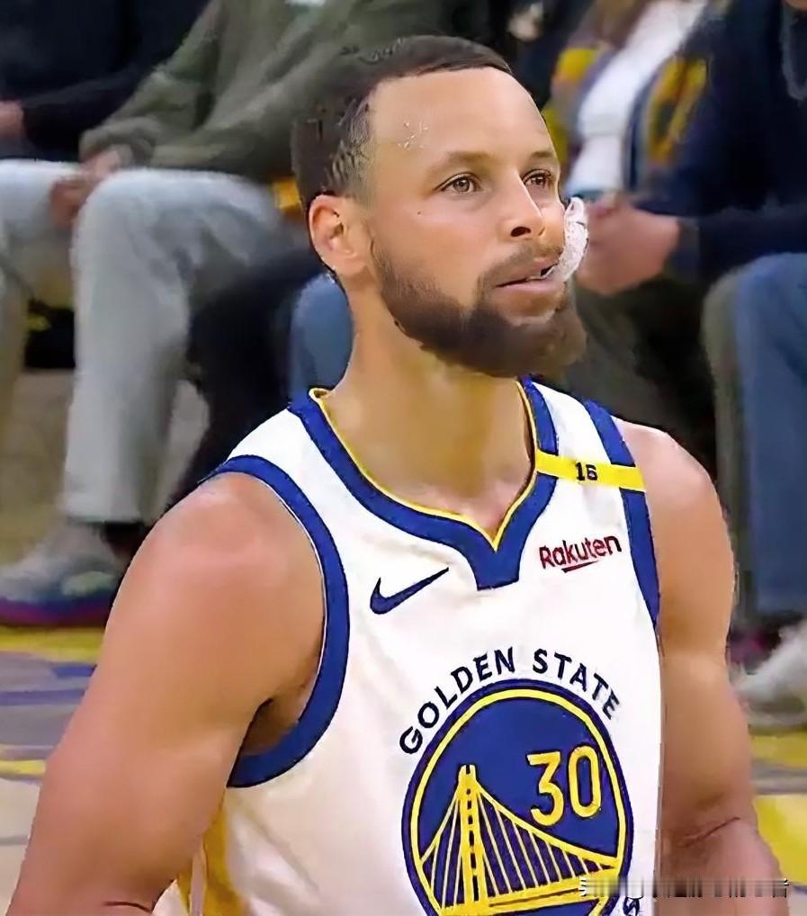 新赛季打到目前！！库里总共打了8场比赛！！！
场均上场：31.1分钟。
得到：2