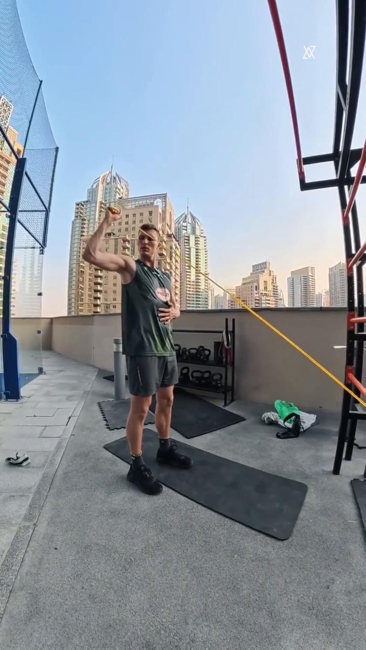 一个好的练习帮你增强手臂力量以及反手击球所需的稳定性。站在这里，你可以拿一根线，