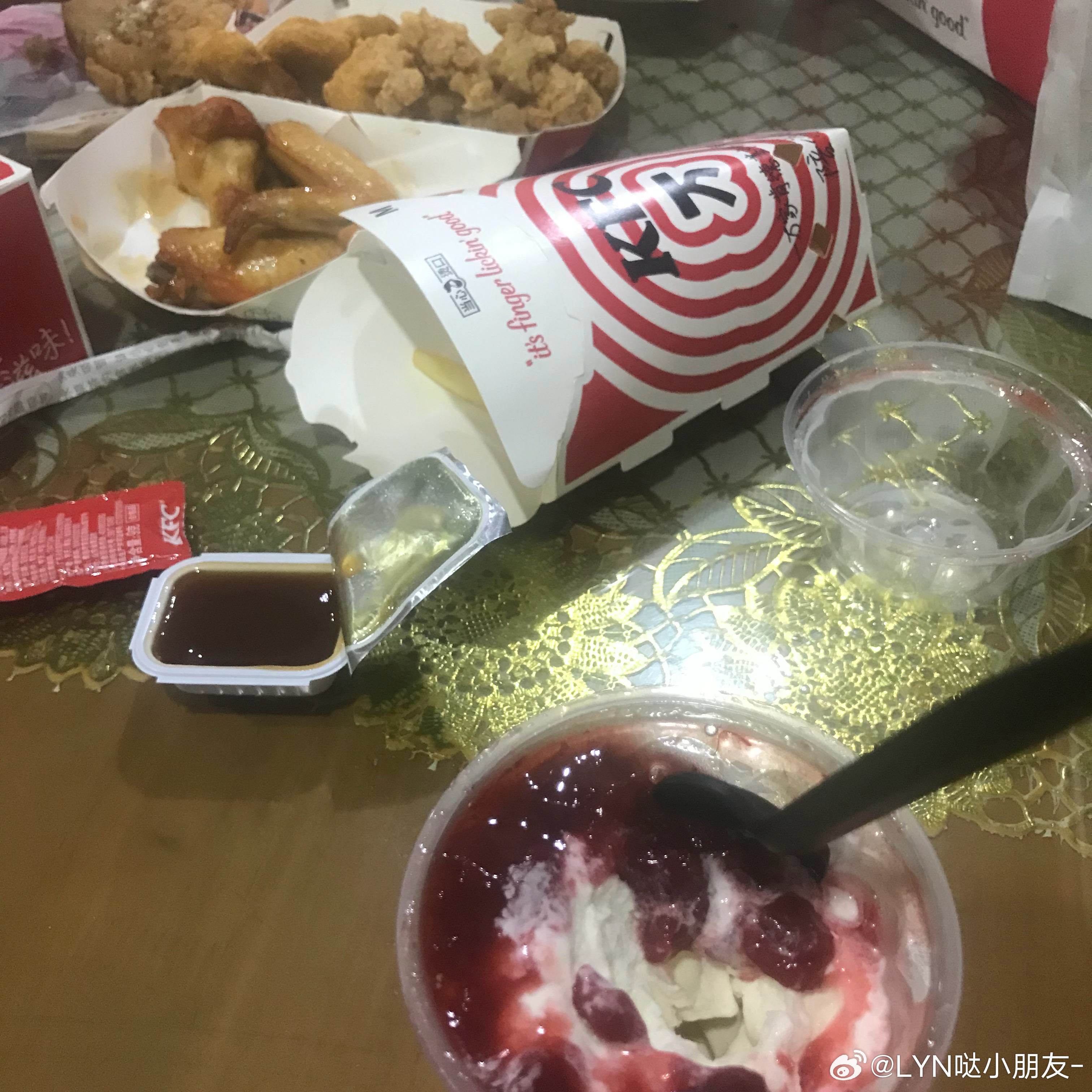 今晚又是和我爸一起吃肯德基一边吃肯德基一边看直播抢薯片一般般的快乐