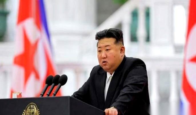 凌晨，美军直接冲进委内瑞拉首都，把人家总统两口子打包带走了。
就这么直接，就这么