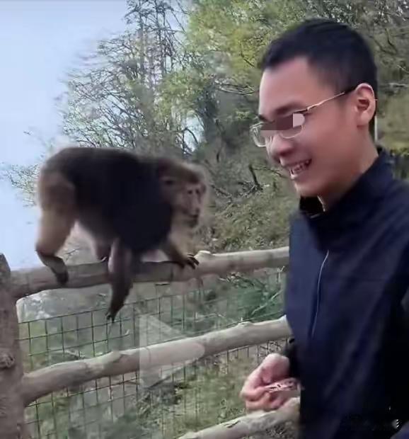 有些人的坏，是从下意识的举动里流露出来的，他不为收获什么，就是纯坏，那是无法克制