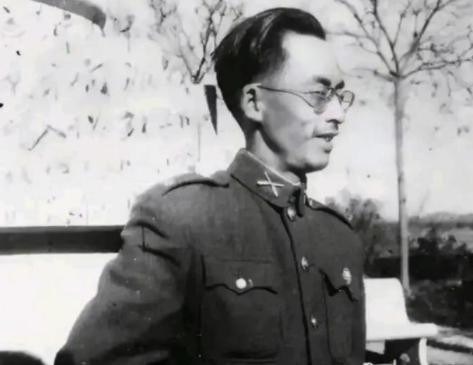 1949年，国军师长李碧光被俘，面对审问，李碧光提了一个奇怪的要求："能否帮我给