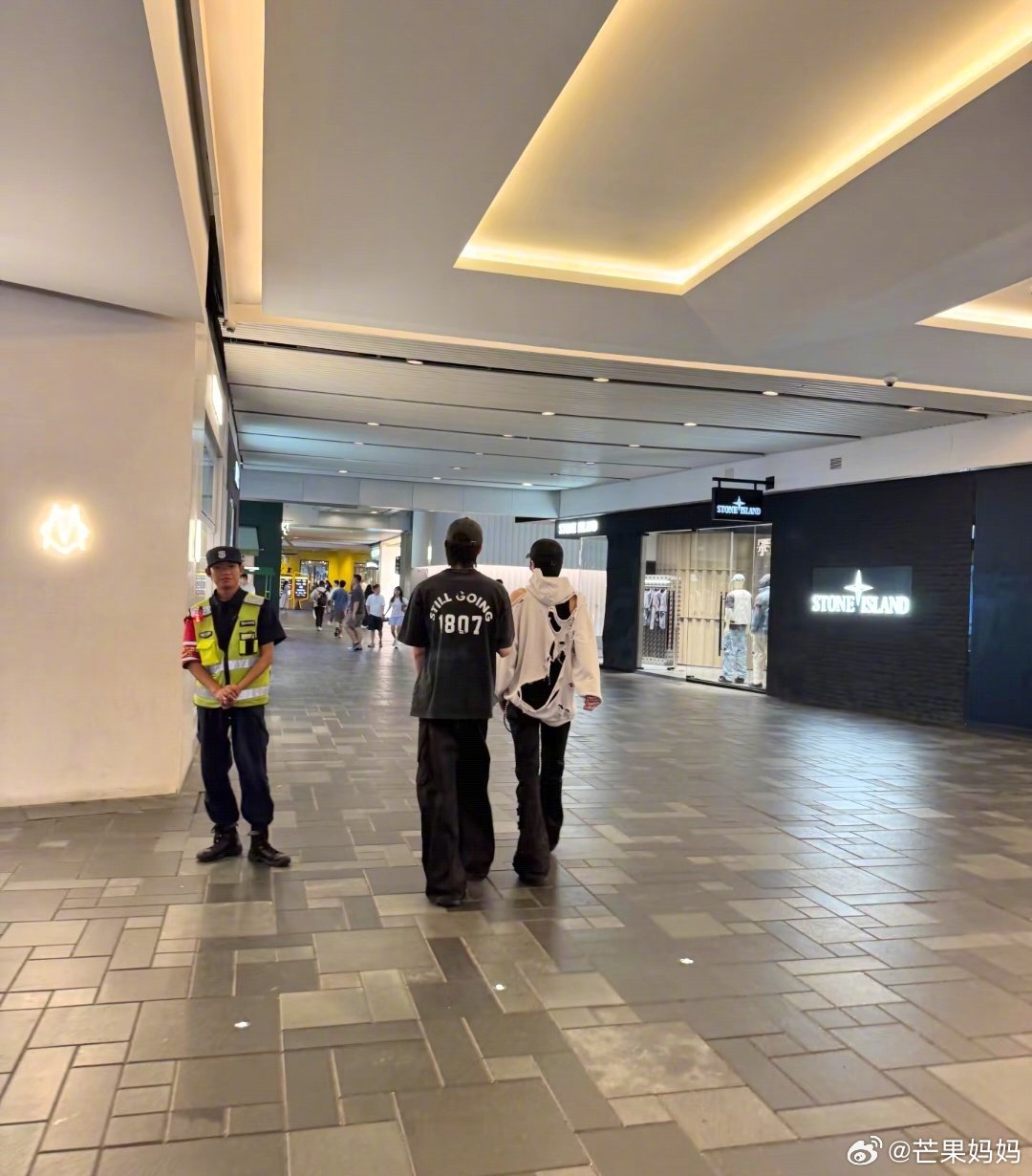网友三里屯偶遇时代峰峻黄朔童禹坤，帅哥就是只看背影和口罩就知道是帅哥啊