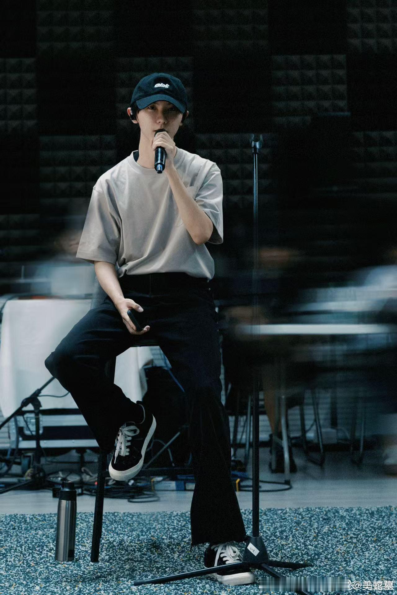 马嘉祺新歌写你 《写你》是马嘉祺为抗战胜利80周年献上的深情之作，每一个音符都带