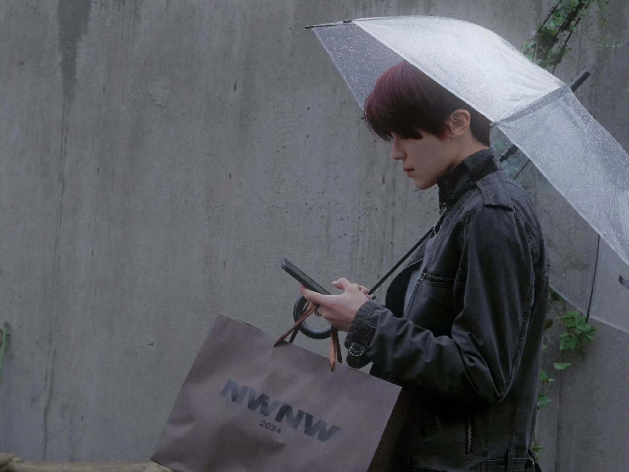 冷门的小众美术馆 街角的图书店 路边的咖啡厅 等红绿灯的十字路口 来来往往的地铁