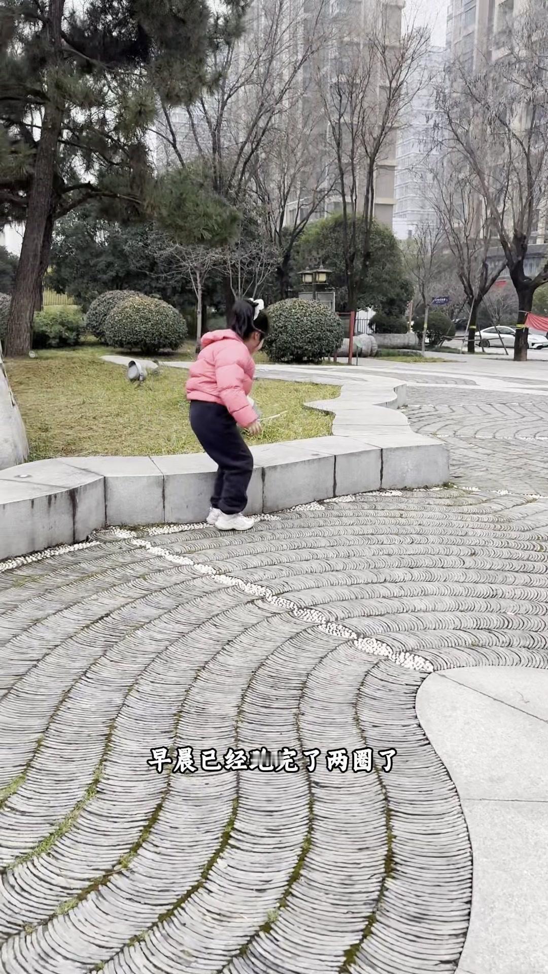 寒假晨跑太治愈了！孩子体质和心情都变好～
🏃‍♂️寒假不用赖床啦！8点起来带娃