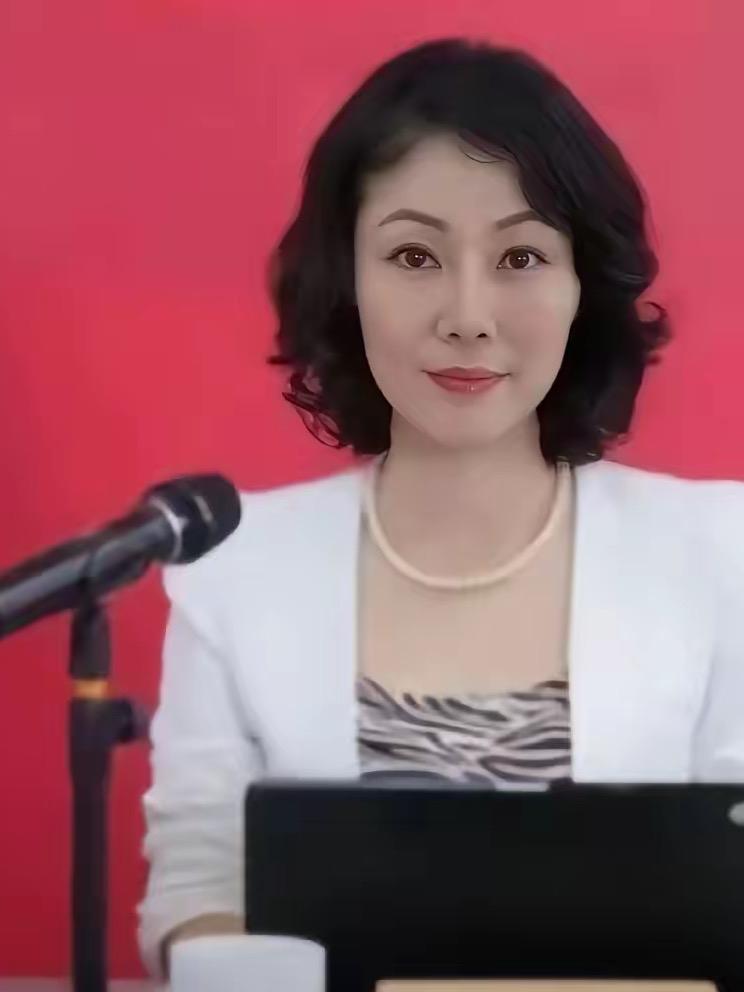 年薪千万50岁未婚！中国最贵女秘书朱旭，活成女性天花板

    别再误会她是普