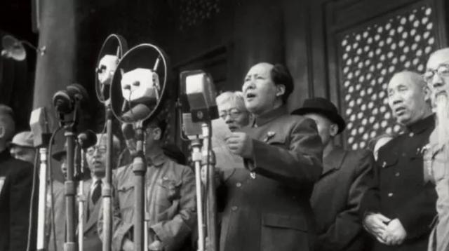 毛主席的胆略有多令人佩服？1957年12月，毛主席乘飞机去上海，飞机飞到南京时，