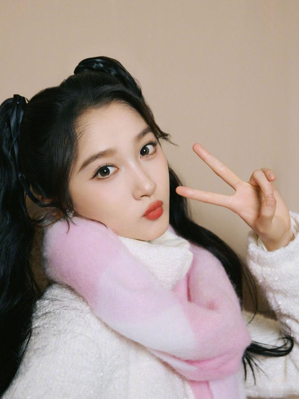 娱乐关晓彤再登央视跨晚关晓彤粉色围巾双马尾关晓彤再登央视跨晚，期待见面！ 