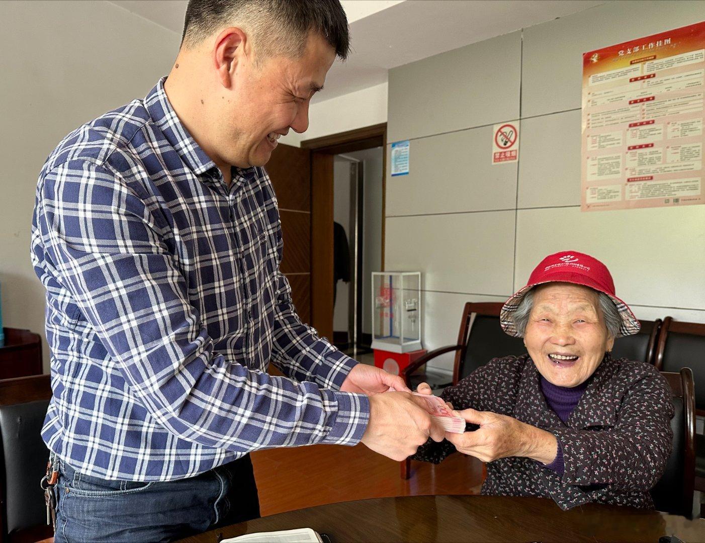宁波九旬奶奶三年捐三万暖心助学 从2024年起，王奶奶就开始捐款，帮助困难学生，
