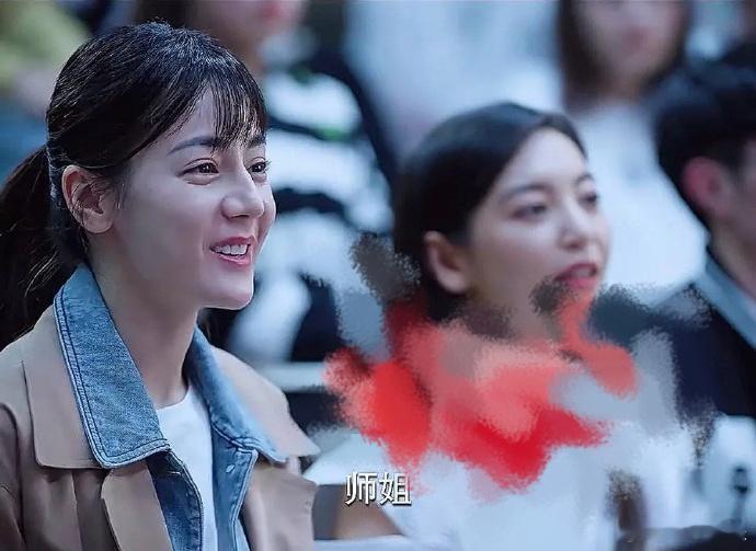 迪丽热巴显得有些苍老，略显憔悴。 ​​​