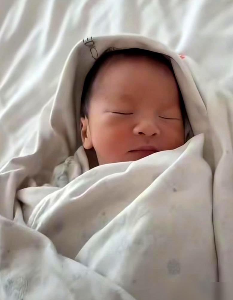 汪小菲的爹妈，张兰跟汪则翰，离婚四十年，谁能想到，因为一个“小七宝”，俩人硬生生