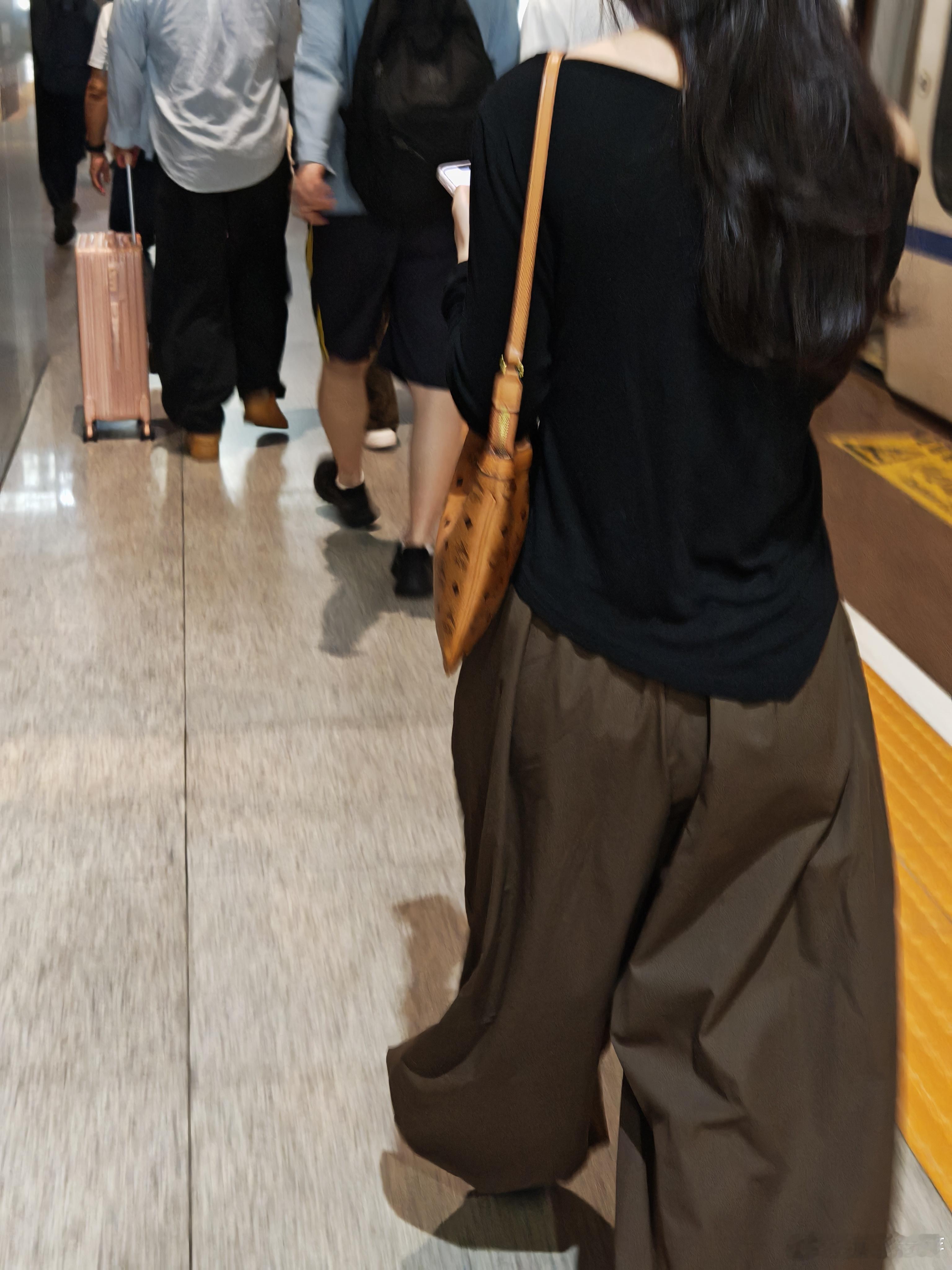 情绪观察室 心动穿搭记今天下车正低头看手机，抬头一瞥，前面有个身影直接把我吸住了