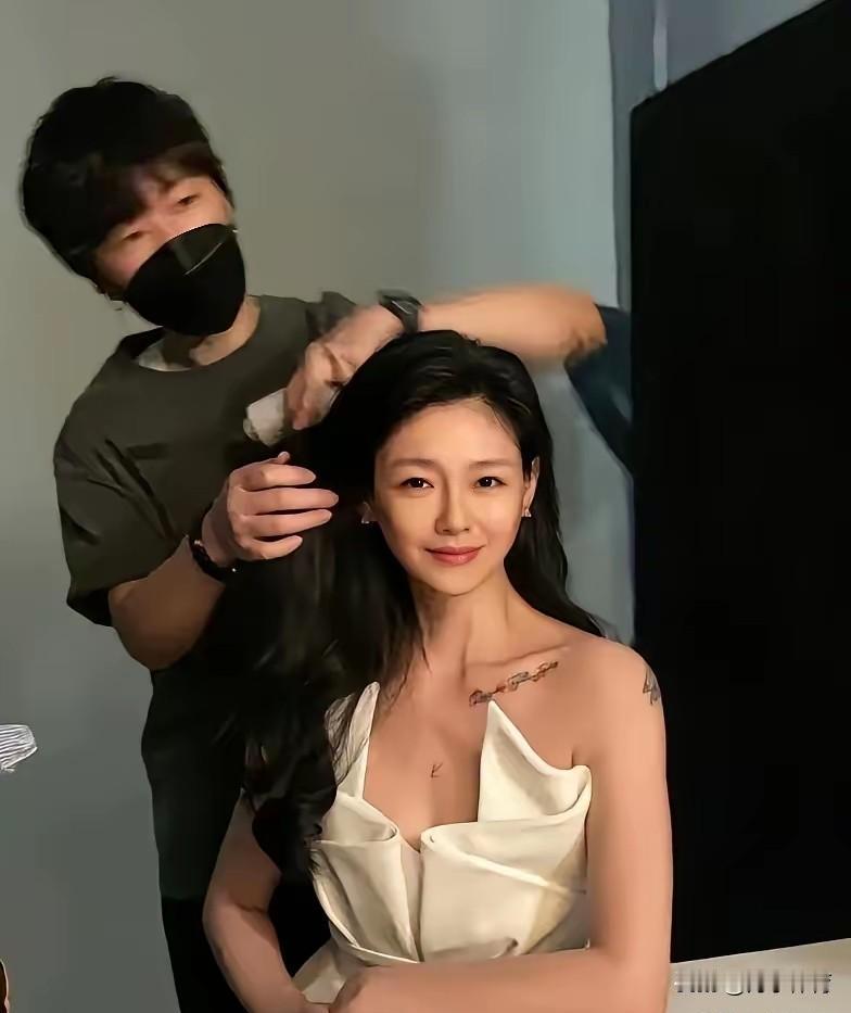 她把骨灰做成项链，他把豪宅住成债坑。
爱和债务，是她留下的两份遗产。
七条项链，