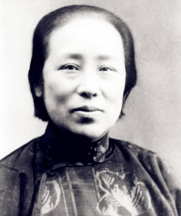 何香凝逃港时，遭“海匪”鸣枪逼停，船长陷入绝望，何却镇定道：告诉他们何香凝在船上