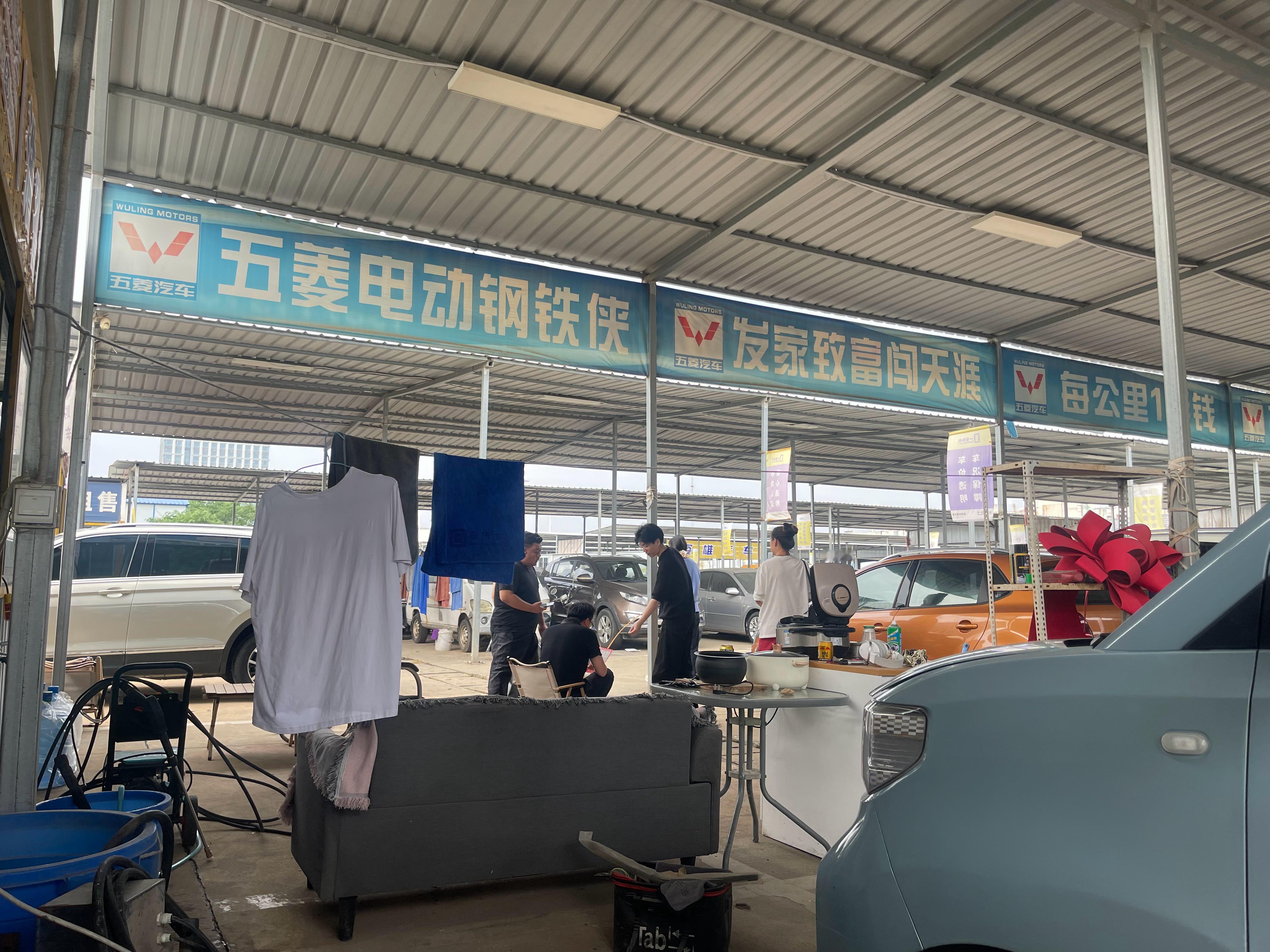 现在都这么卷了吗？升官渡二手车市场的招商部来一号车市开展业务了。又是烟又是水，还