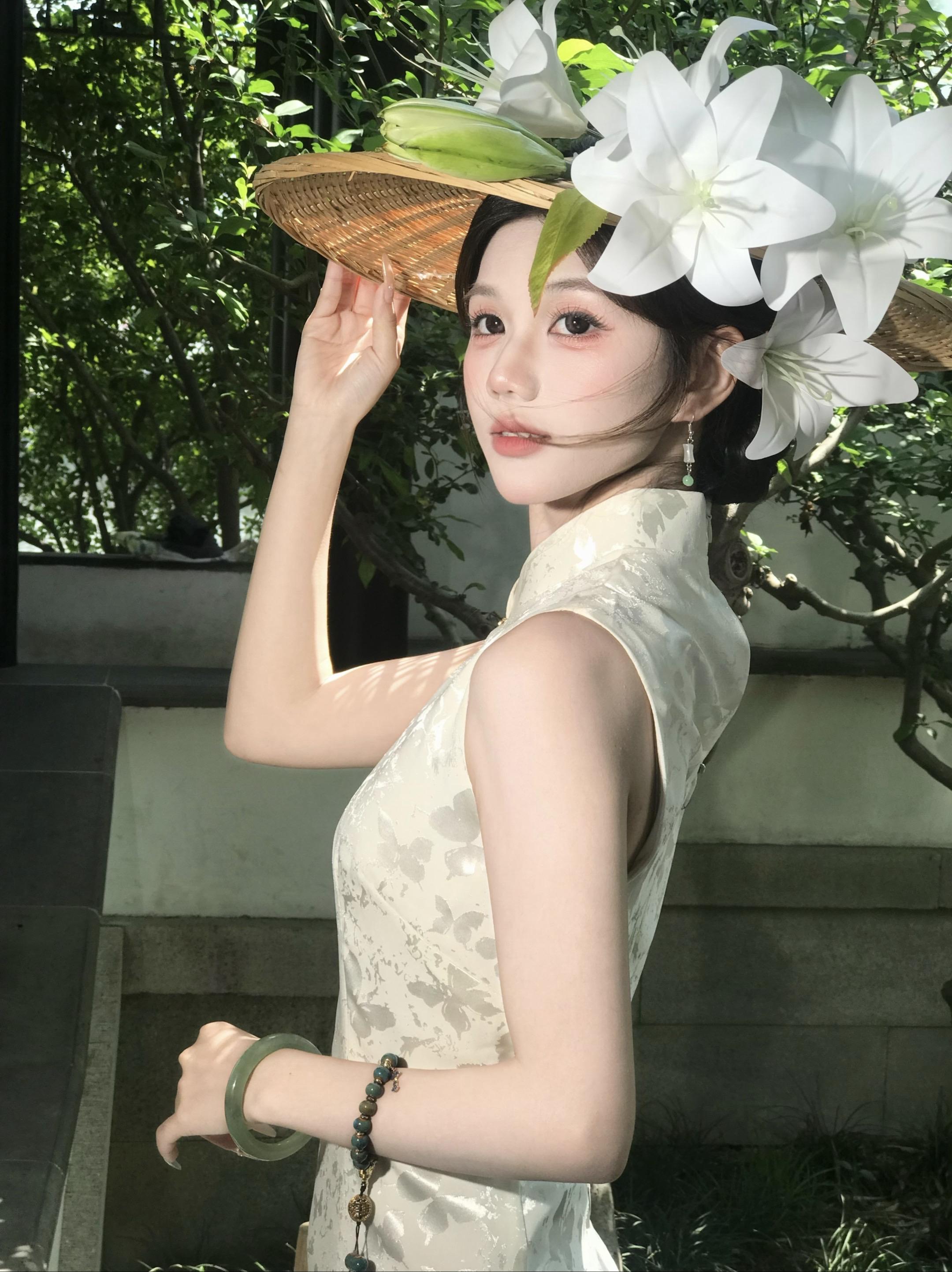 素净一张脸 收敛了眉眼。