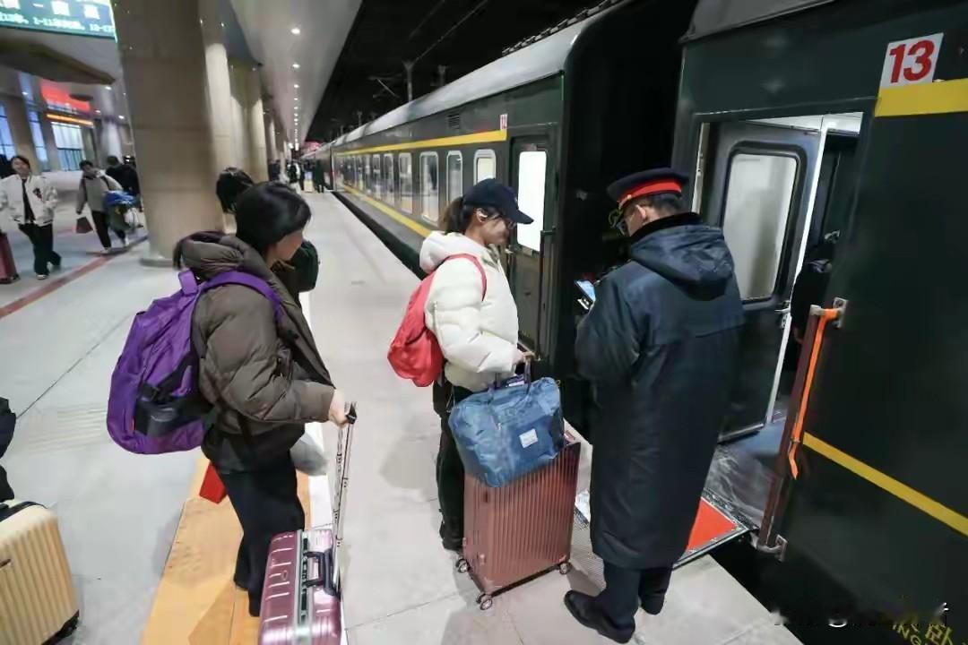 今年在外地上班、打工的人都不回来过年了吗?今天都腊月二十了，街上冷冷清清，没有一