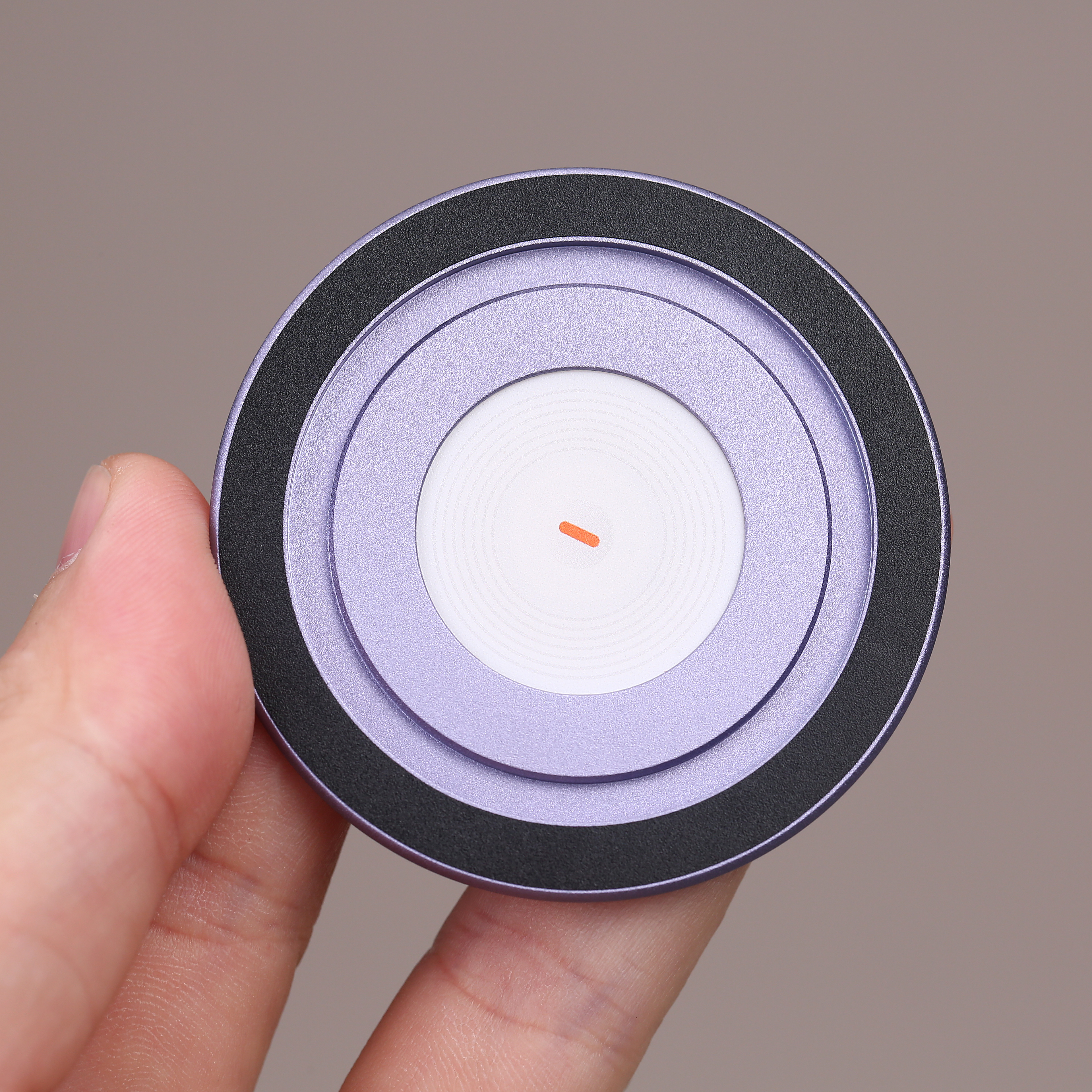 纯平镶嵌的磁吸圆盘，专为泡泡骚气囊设计铝合金材质，又轻又薄，磁力还挺强，气囊粘上