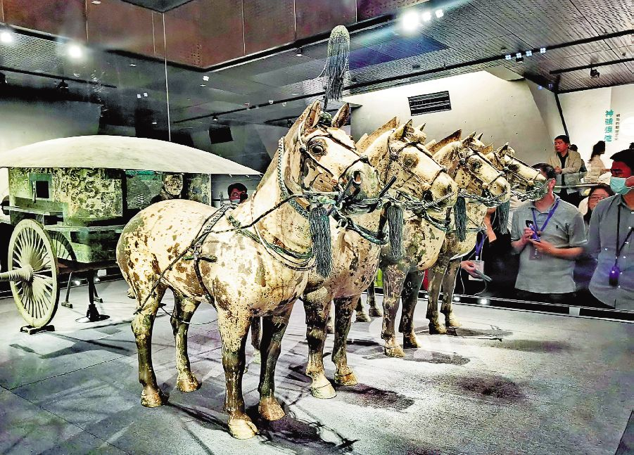 四匹马的马车形象在先秦至两汉的典籍里反复出现，是中华文化源远流长的象征。古文中的