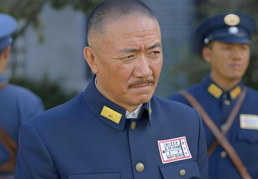 图中这个酷似李云龙的男人名叫马占山，
都说张大帅去日本贷款，连个充电宝都借不出来