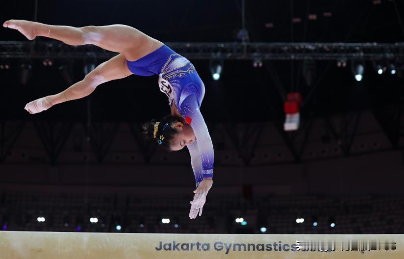 18岁的张清颖雅加达平衡木封后，中国体操队再揽世锦赛金牌。10月25日，雅加达体