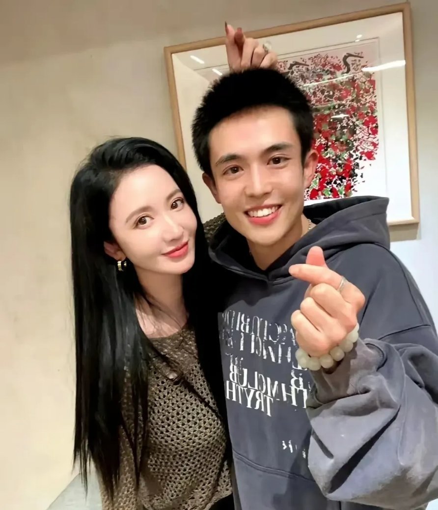 王星的眼神儿正常了，这真应该感谢吴镇宇。张萌签约王星，或许有相中王星的流量之嫌。