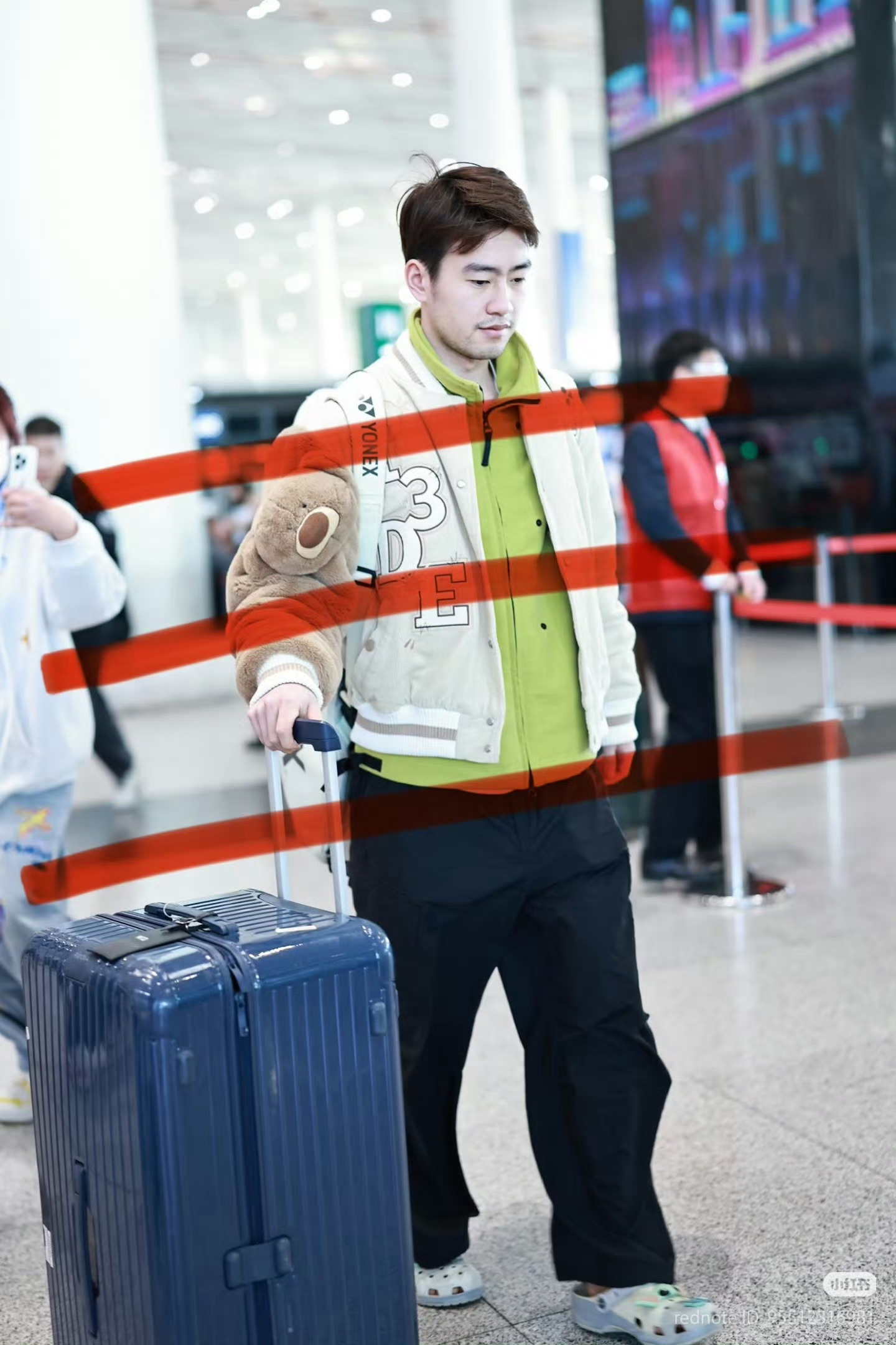 我看不懂你哥哥这裤子了，让我想到了今天正好刷到的搬家鲨鱼裤。。。 