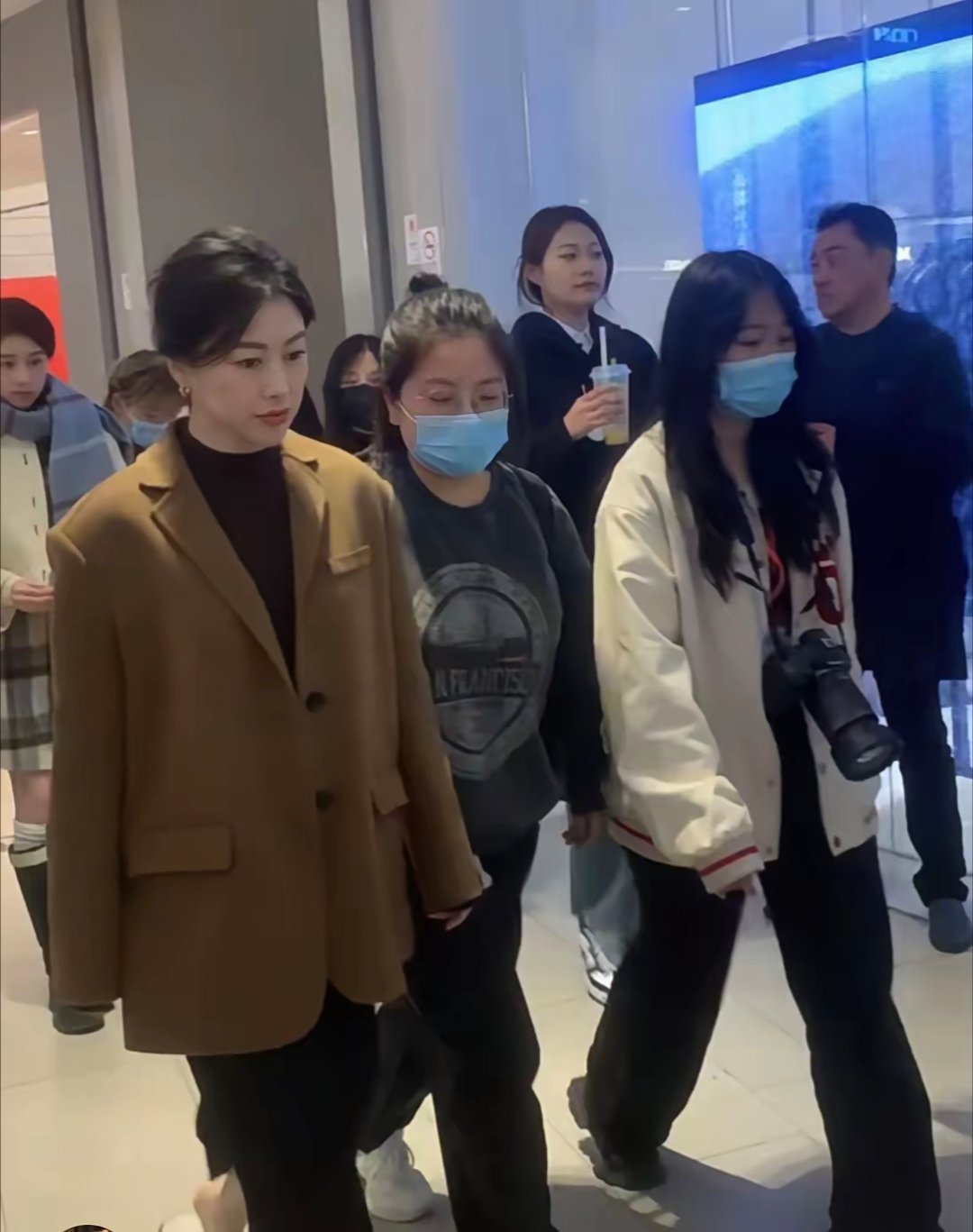 朱珠的美貌被高估了，真人个子不高勉强1米6，明明穿了高跟鞋腿还是很短身材比例一般