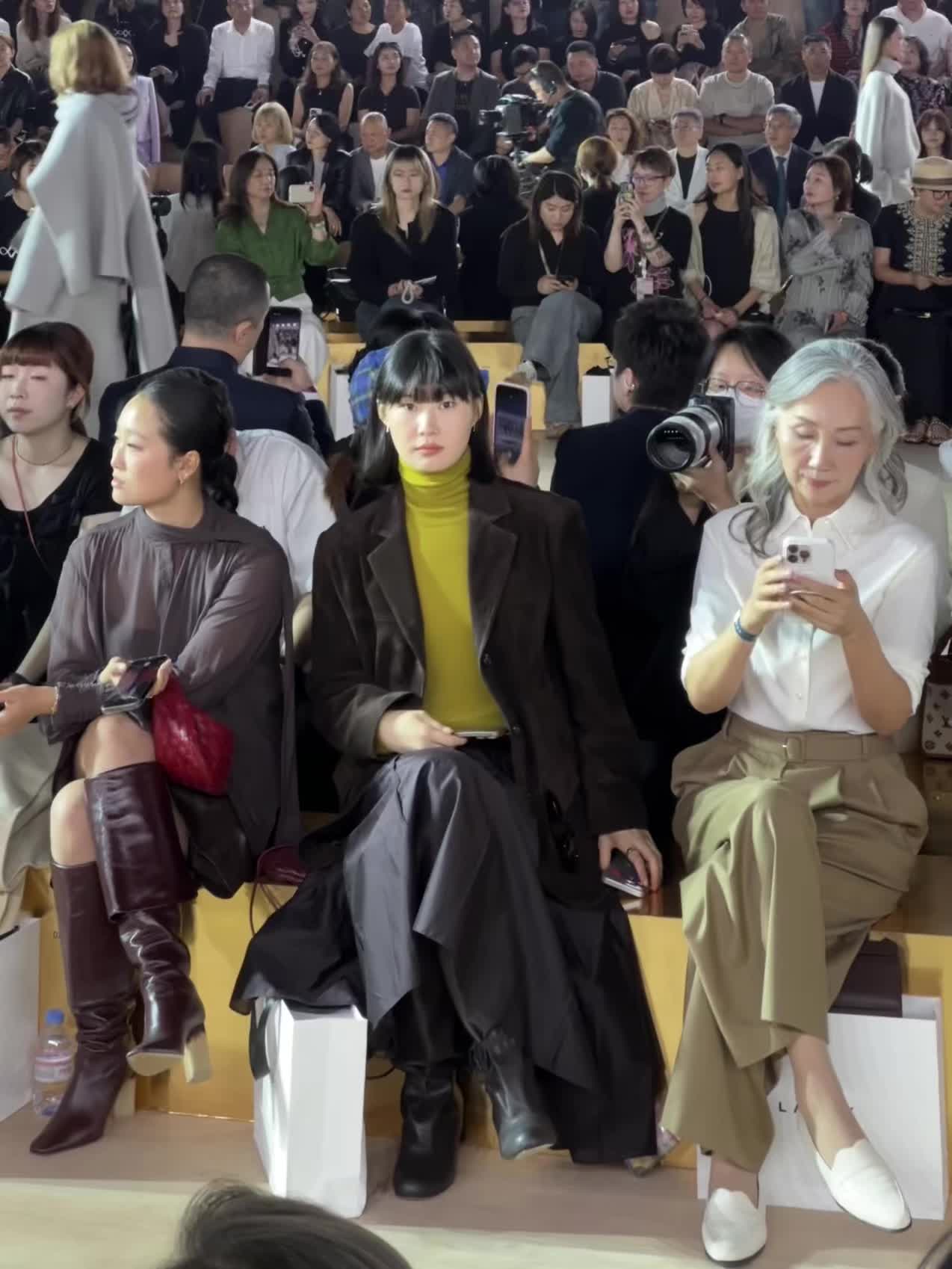 看秀转场48小时记录 啊哈，谢谢朗姿邀请♥️安排在宋佳老师的正对面我真...