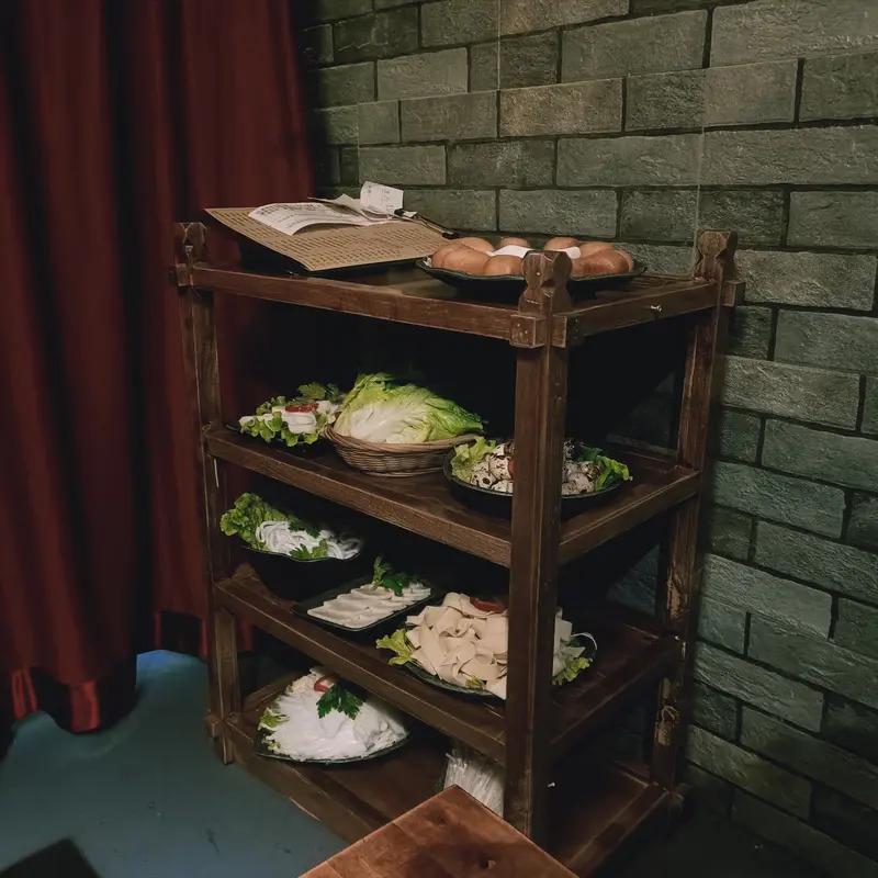 1月28日重庆，重庆一火锅店收取“辛苦费”引热议，大人20元，小孩老人10元。商