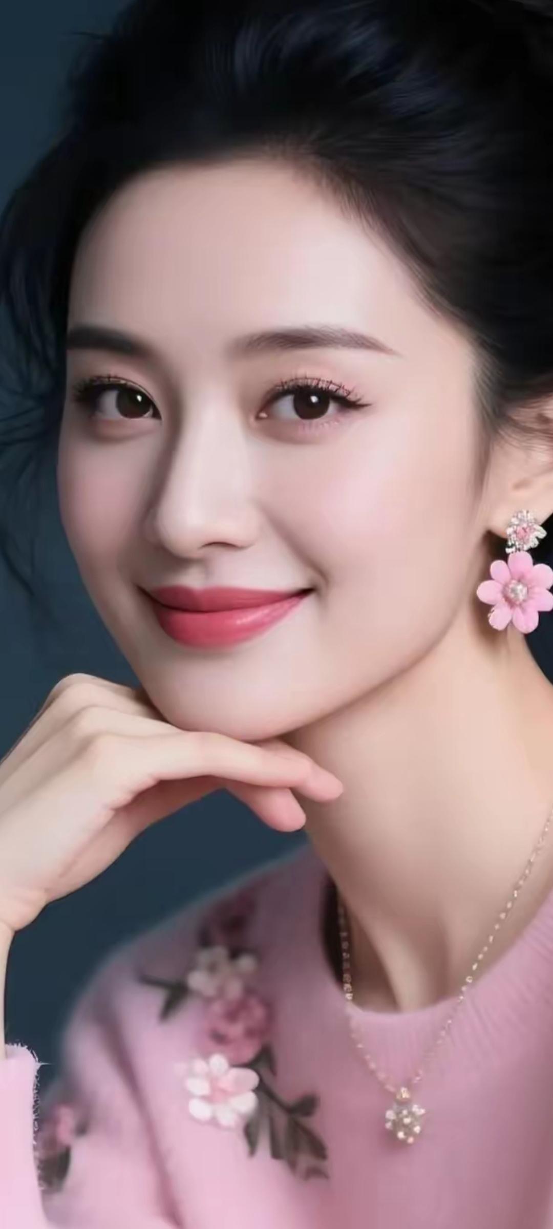 温柔甜美的粉色少女，微笑中散发着迷人魅力。🌸💖