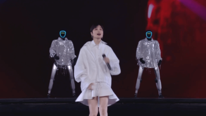 李宇春白裙和机器人跳无价之姐李宇春山东春晚名场面！白裙配机器人共舞《无价之姐》，