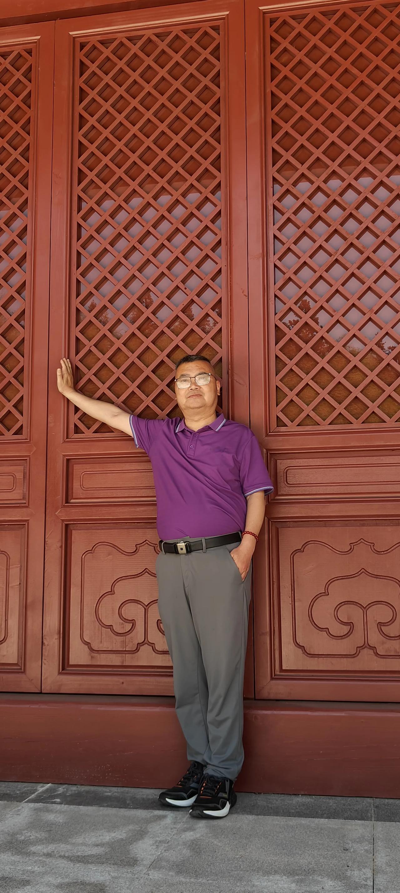 李家宁现代诗十首
1、母亲身体里走出七个人
李家宁(中国)
母亲身体里走出七个人