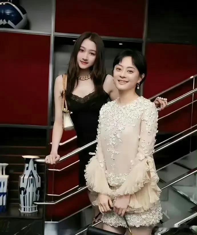 关晓彤都长大了，孙俪还是老样子，不得不说娱乐圈的女艺人只有长大，没有变老。
如今