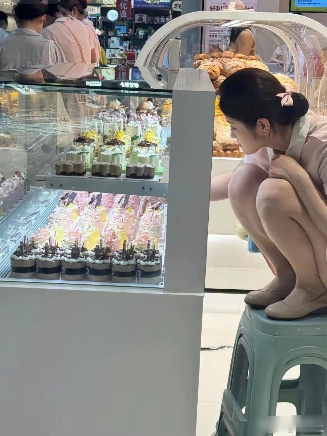 她为什么要这样蹲着摆东西
