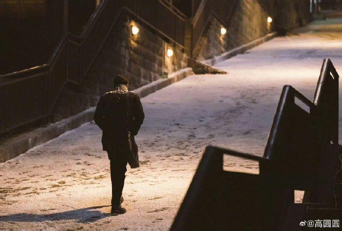 这可是赵又廷，是高圆圆严选的赵又廷啊[惊喜]
超帅的，他的剧也很好看，戏里戏外反