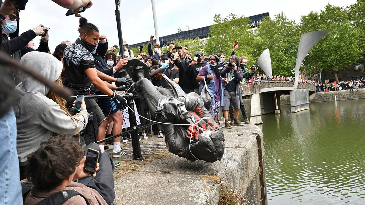 美媒披露特朗普正推动在白宫附近安放一座哥伦布雕像复制品。该雕像曾在抗议活动中被投