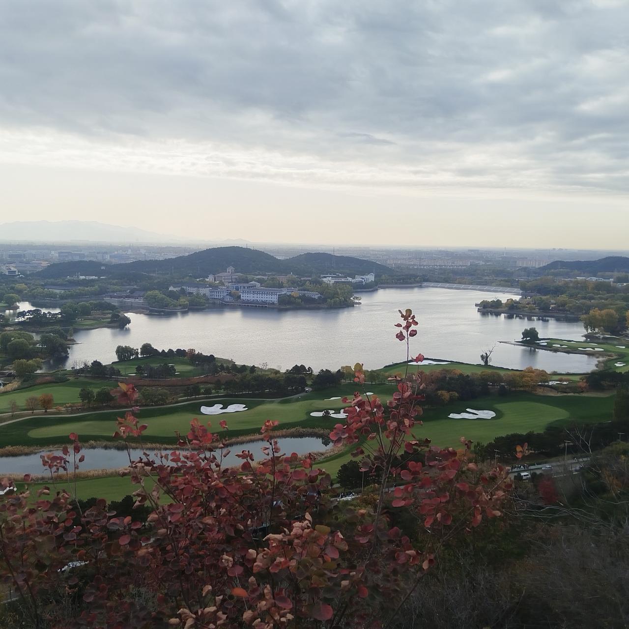 金秋时节漫步雁栖湖西山步道