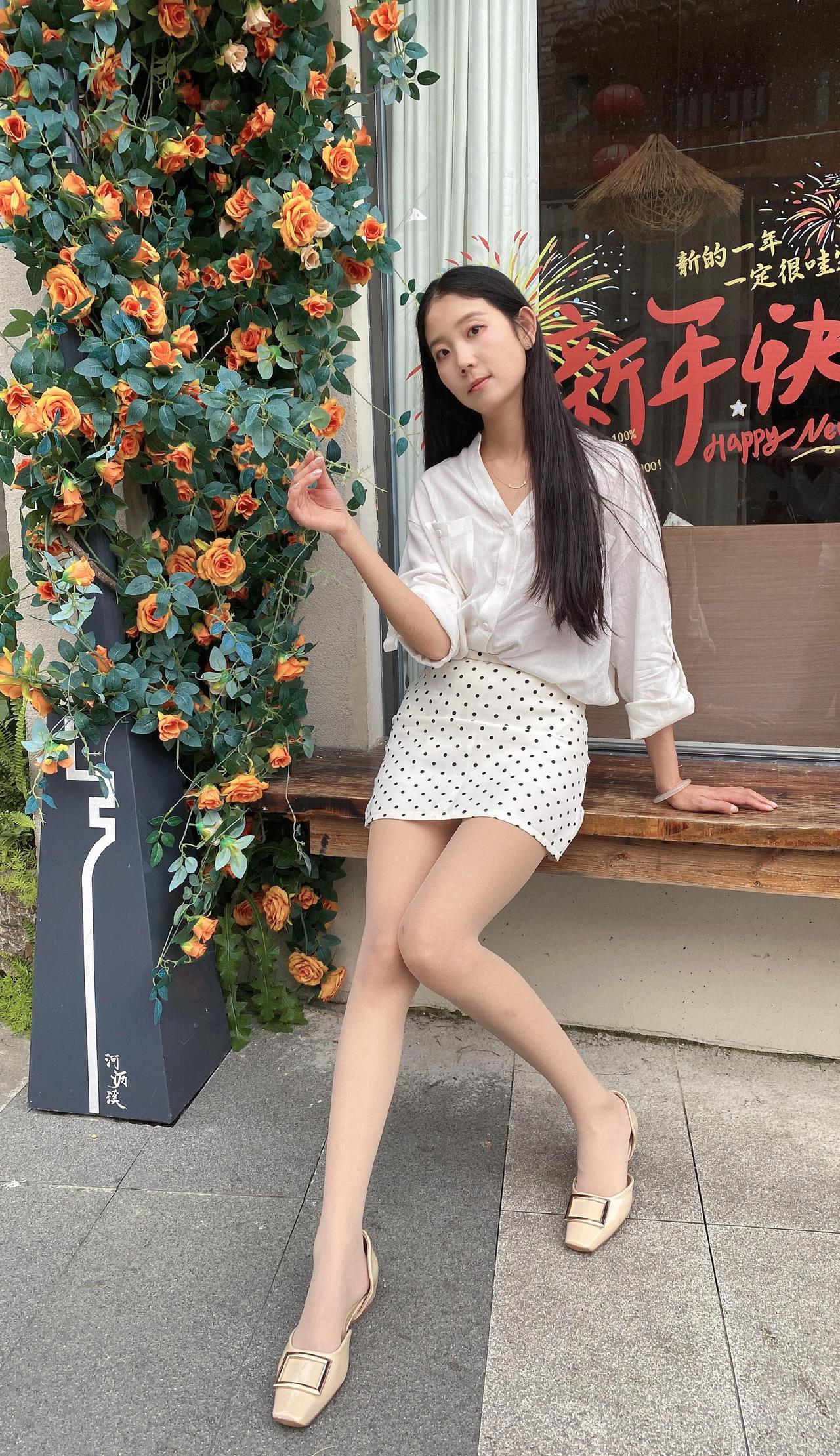 这套是“清新温柔的轻甜日常风”穿搭，白+波点的组合适配春日休闲场景，干净又有细节