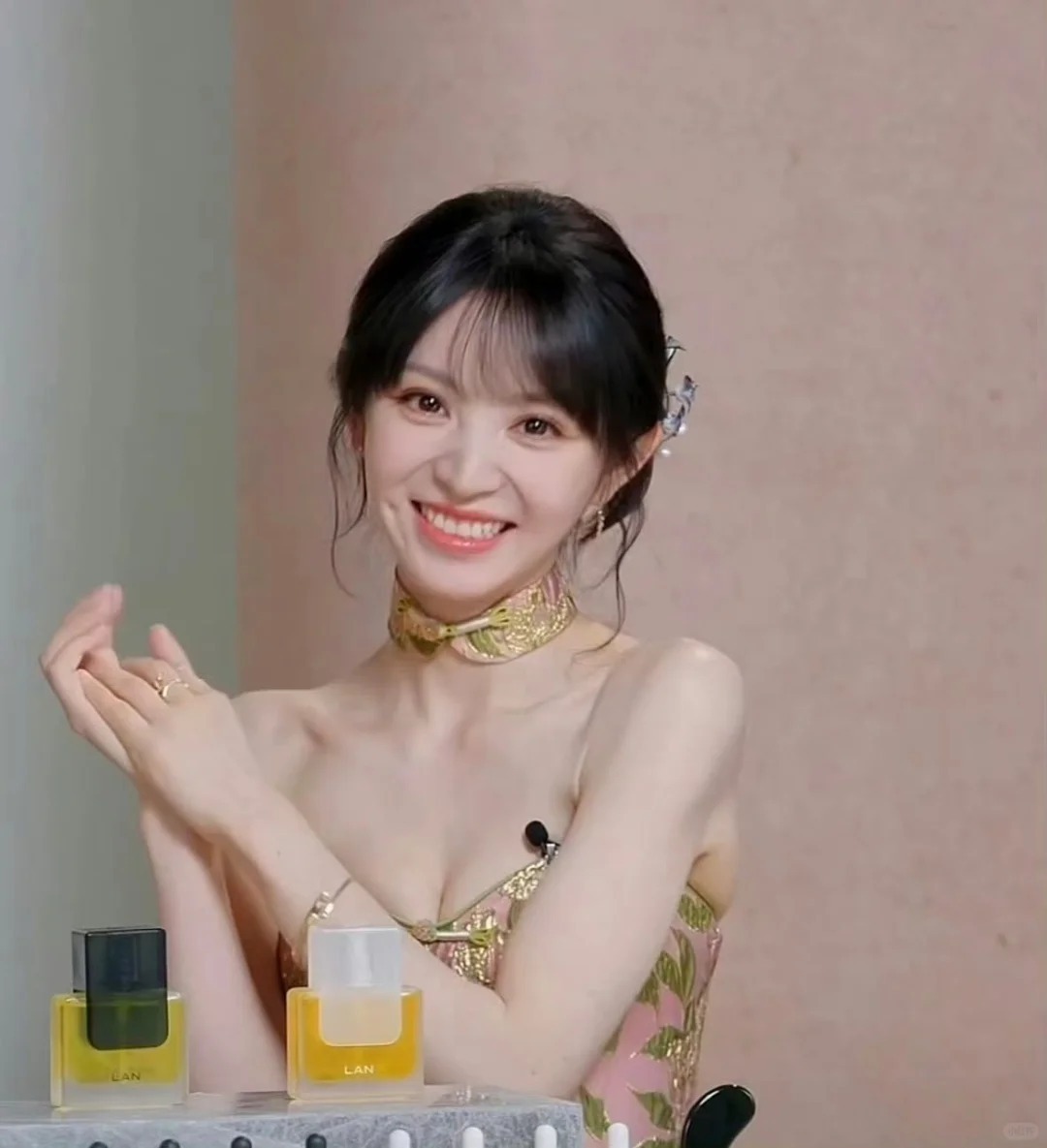 究竟什么时候女装能放过我们！！田曦薇被裙子勒成这样