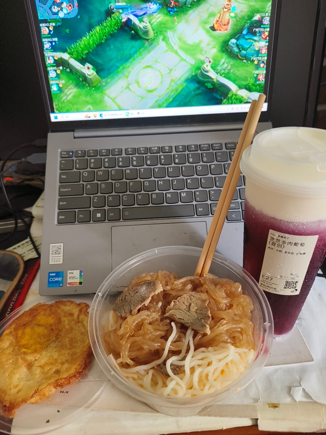 牛肉粉丝汤加芝芝多肉葡萄，我不知道为啥这个粉丝是红薯粉丝，好奇怪！而且我点的时候
