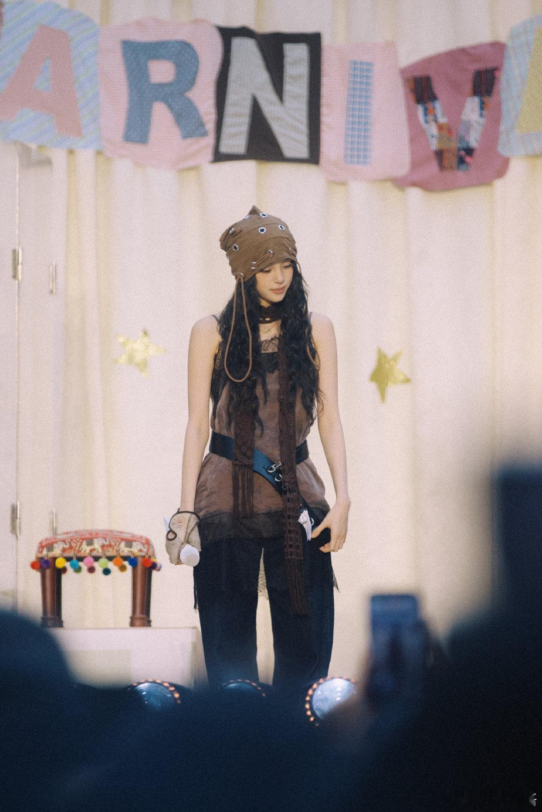 欧阳娜娜音乐会彩带是她的照片 被欧阳娜娜的音乐会狠狠治愈，漫天飘着童年照彩带，连