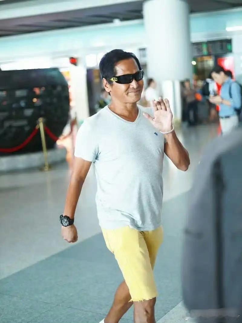 都说了优雅的女人裙不过膝，其实上了年纪的男人也是啊。齐秦穿嫩黄色短裤，显黑还不衬