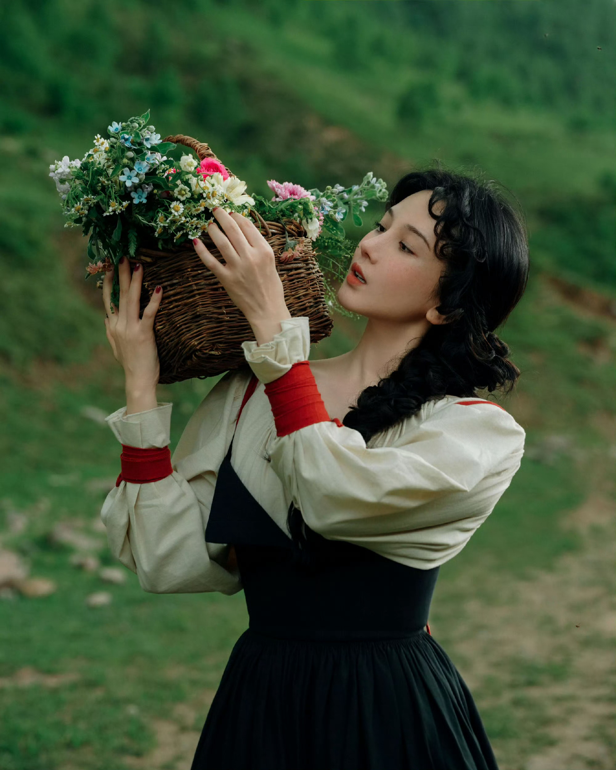 陈小纭又好好的养了自己一年好美的小纭像油画少女，大自然真的好治愈！陈小纭又好好的