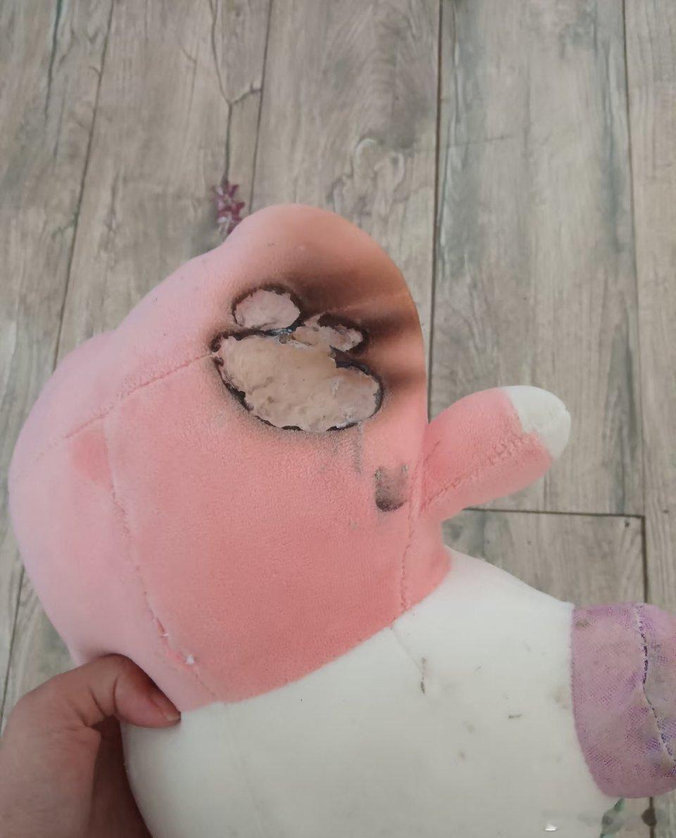 湖南湘阴一男子放烟花时炸膛致身亡曾经打烟花时有个玩偶在我旁边直接烧穿一个洞后面我