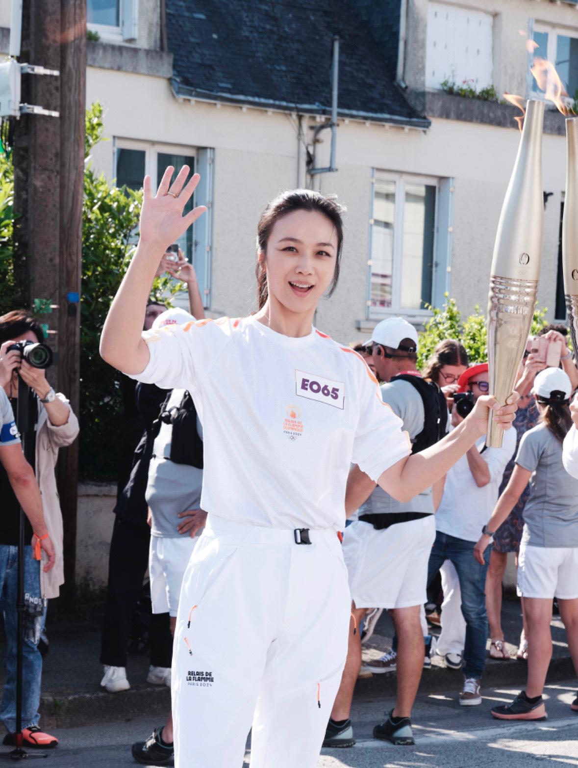 汤唯女神奥运火炬手身份get！简单随性，汤唯这松弛感绝了！美的很轻松！#汤唯担任