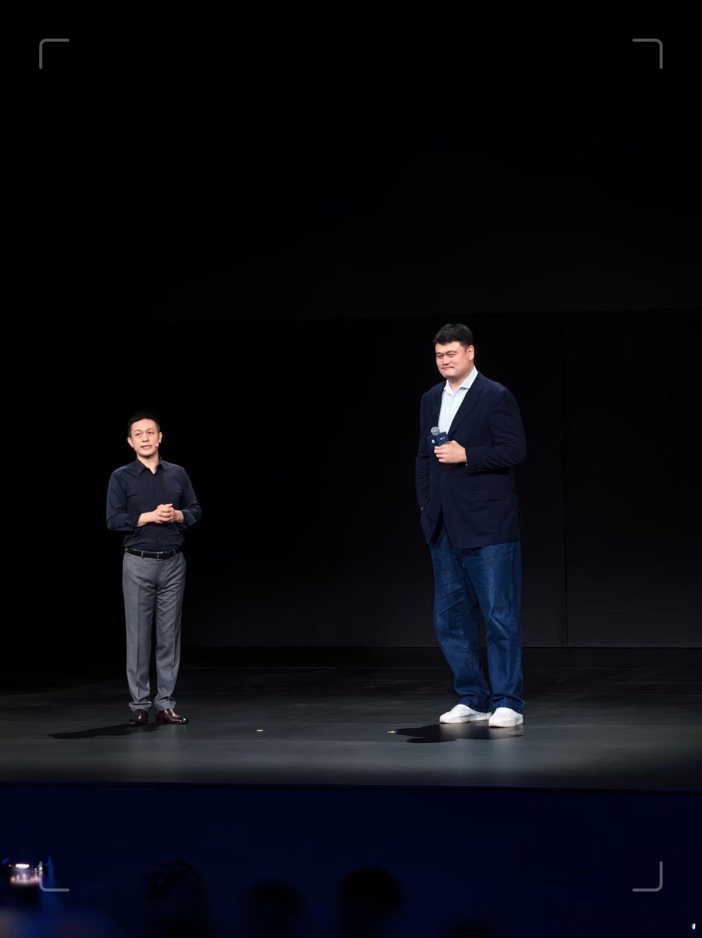 李斌1米8的身高，在姚明面前小的像个孩子蔚来ES9