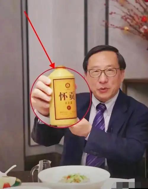 高志凯直播带货引起了很多网友的非议，面对质疑他只是淡淡的回应：我也有团队需要吃饭